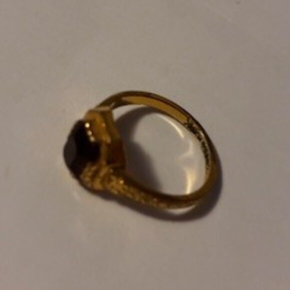 Vintage Gold and Garnet stone ring, Filagree etched on band, pretty, delicate - Picture 14 of 16